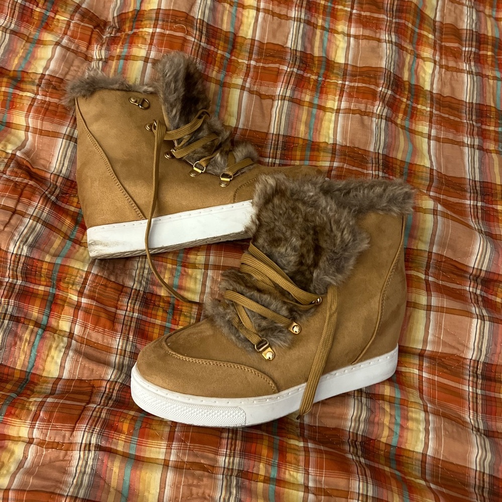 Tan faux suede and fur low boots. Wedge heel, casual women’s boots. Worn 2xs.